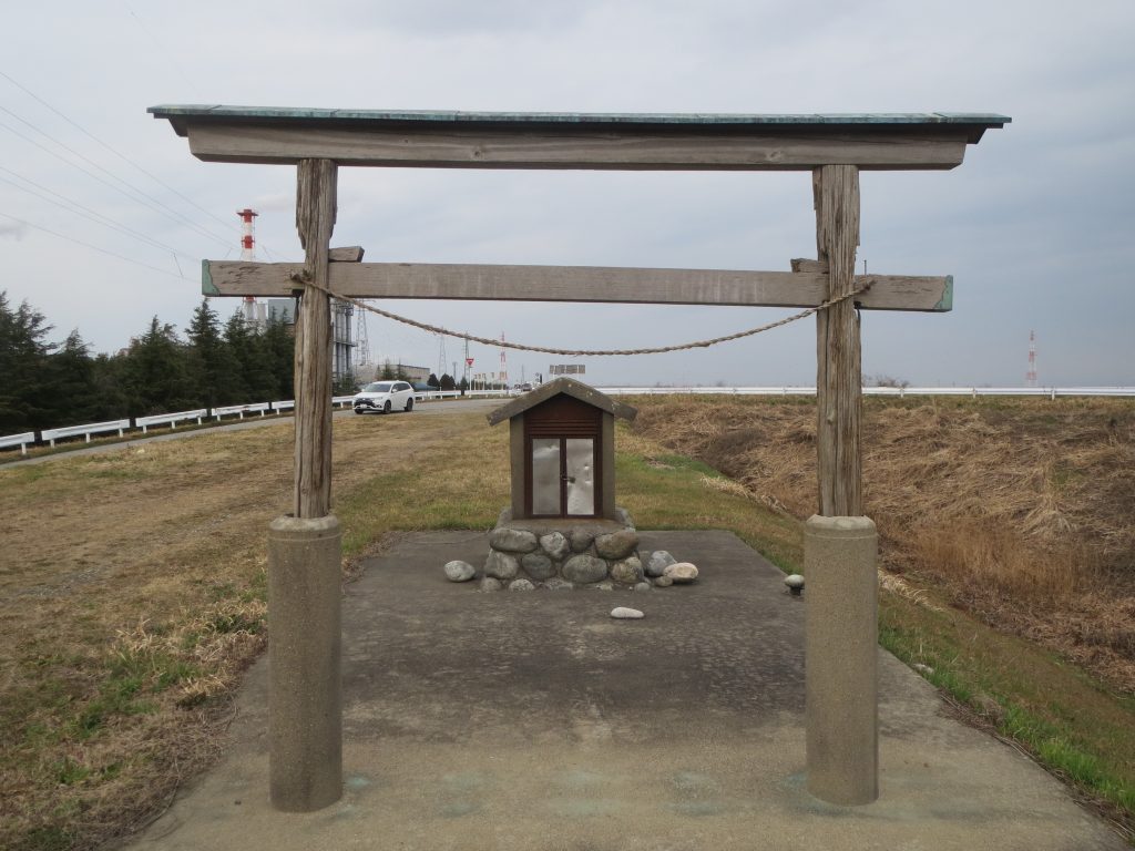 水神（高岡市庄川第三樋管堤防上）