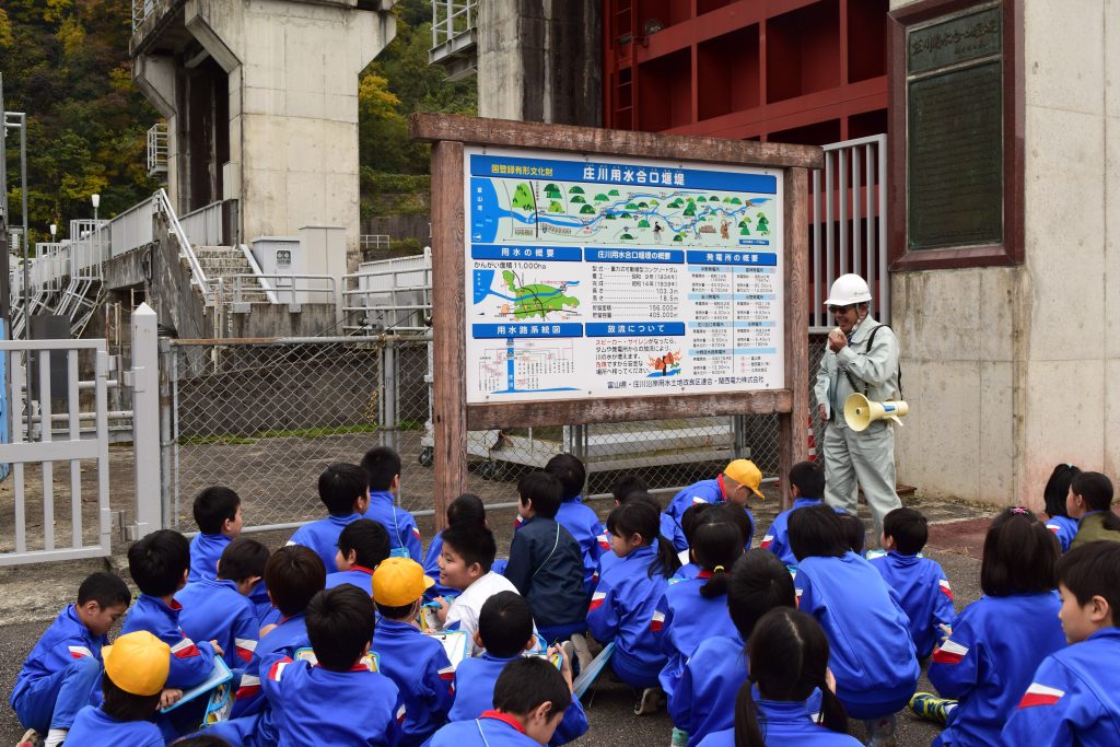 小学校児童が庄川の役割を学ぶ